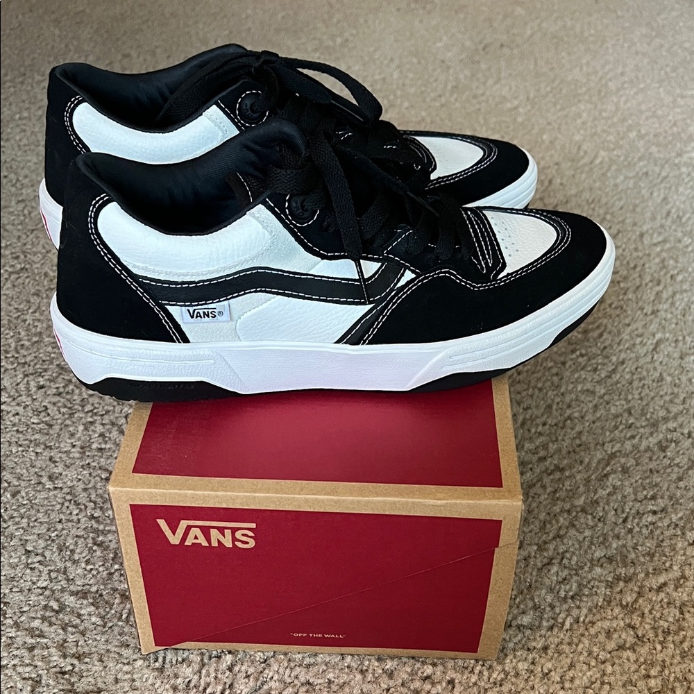 Vans, Rowan. Black and White Low-Top Skate Sneakers